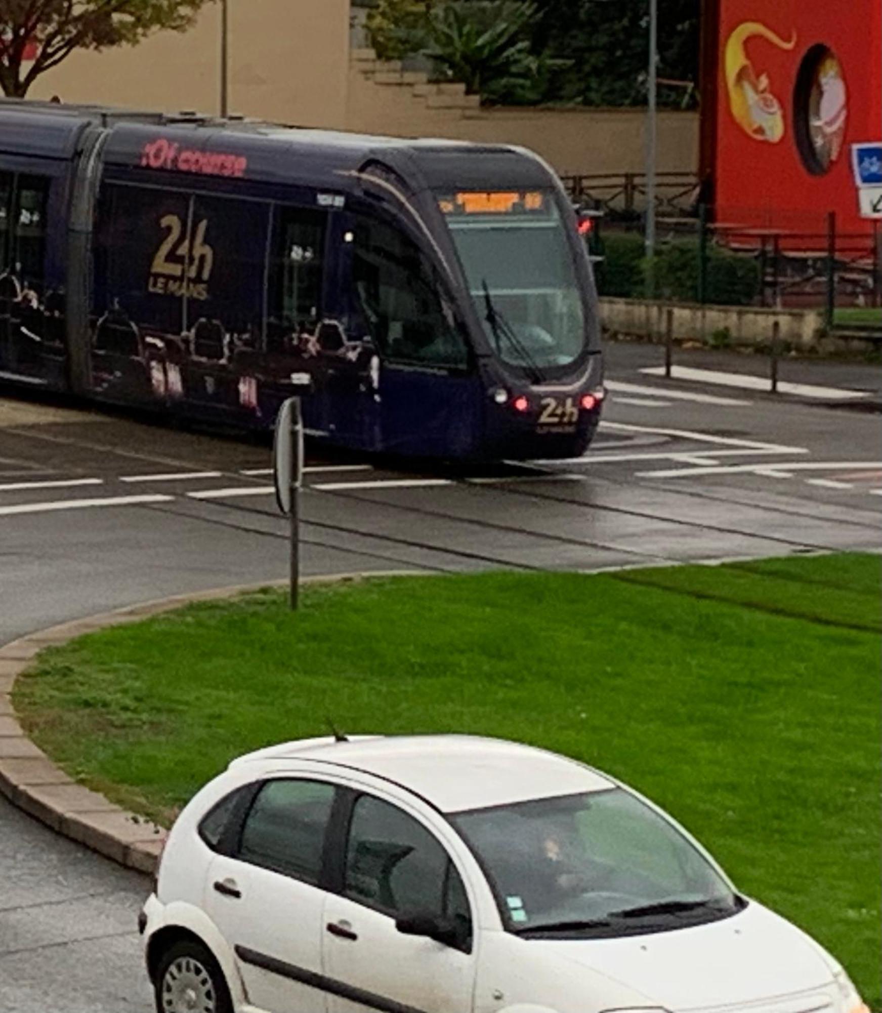 2 Accès Direct Circuit Et Gare En Tram En Moins De 10mn * Le Mans